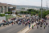 Lunes 14 de agosto del 2017. Tuxtla Gutiérrez. Militantes de la Mocri CNPA EZ protestan por la muerte del líder Andrés Jiménez Pablo llevando su ataúd a las instalaciones de la FGJ-Chiapas antes de ser enterrado en el panteón municipal