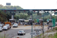 Jueves 31 de octubre del 2013. Chiapa de Corzo. La PFP interviene en la caseta de cobro de la autopista entre San Cristóbal y Tuxtla Gutiérrez, donde un grupo de jóvenes y campesinos mantenían tomadas las instalaciones en pugna con el movimiento magisteri