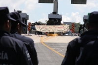 Jueves 31 de octubre del 2013. Chiapa de Corzo. La PFP interviene en la caseta de cobro de la autopista entre San Cristóbal y Tuxtla Gutiérrez, donde un grupo de jóvenes y campesinos mantenÃan tomadas las instalaciones en pugna con el movimiento magisteri Jueves 31 de octubre del 2013. Chiapa de Corzo. La PFP interviene en la caseta de cobro de la autopista entre San Cristóbal y Tuxtla Gutiérrez, donde un grupo de jóvenes y campesinos mantenÃan tomadas las instalaciones en pugna con el movimiento magisteri