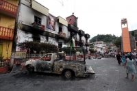 Lunes 1 de octubre del 2012. Motozintla, Chiapas. Aspectos de la violencia en esta comunidad de la zona sierra de Chiapas durante este fin de semana cuando personas inconformes incendiaron el edificio de la administración municipal, la Casa de la Cultura,