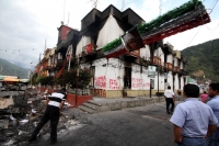 Lunes 1 de octubre del 2012. Motozintla, Chiapas. Aspectos de la violencia en esta comunidad de la zona sierra de Chiapas durante este fin de semana cuando personas inconformes incendiaron el edificio de la administración municipal, la Casa de la Cultura,