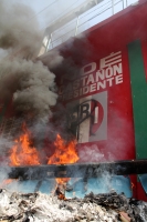 Jueves 14 de julio del 2016. Tuxtla Gutiérrez. Varios edificios de partidos polÃticos municipales son saqueados e incendiados este medio dÃa por miembros del Movimiento Magisterial en contra de la Reforma Educativa durante las jornadas de protesta en la c Jueves 14 de julio del 2016. Tuxtla Gutiérrez. Varios edificios de partidos polÃticos municipales son saqueados e incendiados este medio dÃa por miembros del Movimiento Magisterial en contra de la Reforma Educativa durante las jornadas de protesta en la c