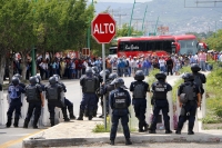 Martes 21 de junio del 2016. Tuxtla Gutiérrez. (JH).  Llantas incendiadas durante los bloqueos de las entradas a la capital del estado de Chiapas durante las manifestaciones del Movimiento Magisterial.