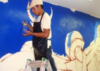 Foto XECOPA/Miércoles 20 de julio. Artistas de las comunidades de la zona de los Mezcalapas realizan un mural donde interpretan las personalidades de las comunidades zoques dentro de las instalaciones de la estación de radio comunitaria XECOPA de Copainal