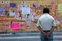 20210317. Tuxtla G. El muro que protege la entrada del edificio del gobierno de Chiapas se encuentra lleno de pintas y carteles alusivos a la lucha feminista en este estado del sureste de México.