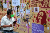 20210317. Tuxtla G. El muro que protege la entrada del edificio del gobierno de Chiapas se encuentra lleno de pintas y carteles alusivos a la lucha feminista en este estado del sureste de México.