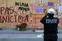 20210317. Tuxtla G. El muro que protege la entrada del edificio del gobierno de Chiapas se encuentra lleno de pintas y carteles alusivos a la lucha feminista en este estado del sureste de México.