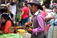 Domingo 17 de julio del 2017. Chiapa de Corzo. Recorriendo las cercanías del mercado tradicional de Chiapa de Corzo, un músico ofrece esparcimiento a los visitantes de la ribera del rio Grijalva.