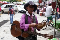 Domingo 17 de julio del 2017. Chiapa de Corzo. Recorriendo las cercanías del mercado tradicional de Chiapa de Corzo, un músico ofrece esparcimiento a los visitantes de la ribera del rio Grijalva.