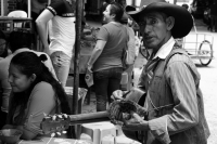 Domingo 17 de julio del 2017. Chiapa de Corzo. Recorriendo las cercanías del mercado tradicional de Chiapa de Corzo, un músico ofrece esparcimiento a los visitantes de la ribera del rio Grijalva.