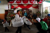Martes 24 de julio del 2018. Suchiapa. El Caballito de Namballuly. Los jóvenes danzantes se reúnen alrededor del altar preparado para la Virgen de Santa Ana y San Esteban en el atrio de la iglesia de la comunidad, en  donde bailan alrededor al ritmo de 