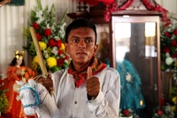 Martes 24 de julio del 2018. Suchiapa. El Caballito de Namballuly. Los jóvenes danzantes se reúnen alrededor del altar preparado para la Virgen de Santa Ana y San Esteban en el atrio de la iglesia de la comunidad, en  donde bailan alrededor al ritmo de 