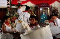 Martes 24 de julio del 2018. Suchiapa. El Caballito de Namballuly. Los jóvenes danzantes se reúnen alrededor del altar preparado para la Virgen de Santa Ana y San Esteban en el atrio de la iglesia de la comunidad, en  donde bailan alrededor al ritmo de 