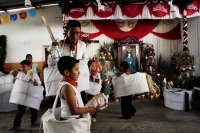 Martes 24 de julio del 2018. Suchiapa. El Caballito de Namballuly. Los jóvenes danzantes se reúnen alrededor del altar preparado para la Virgen de Santa Ana y San Esteban en el atrio de la iglesia de la comunidad, en  donde bailan alrededor al ritmo de 