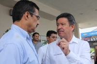 Miércoles 13 de mayo del 2015. Tuxtla Gutiérrez. Carlos Navarrete, dirigente del PRD nacional platica con Francisco Rojas Toledo del Pan durante la gira de trabajo del primero en el estado de Chiapas.