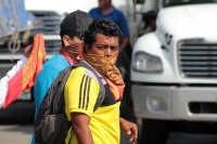 Jueves 14 de junio del 2018. Tuxtla Gutiérrez. Maestros del Nivel de Educación Indí­gena se manifiesta esta mañana bloqueando al transporte de empresas y boteando en la entrada poniente de Tuxtla Gutiérrez.
