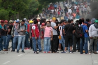 Lunes 18 de junio del 2018. Tuxtla Gutiérrez. Corporaciones policiacas de Chiapas desalojan a maestros de la entrada poniente de la capital de este estado del sureste de México.