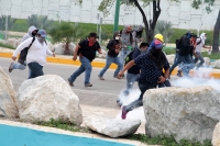 Lunes 18 de junio del 2018. Tuxtla Gutiérrez. Corporaciones policiacas de Chiapas desalojan a maestros de la entrada poniente de la capital de este estado del sureste de México.