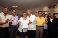 Sábado 19 de mayo del 2012. Tuxtla Gutiérrez, Chiapas. Andrés Manuel López Obrador, aspirante a la Presidencia de México en las próximas elecciones por las Izquierdas de México acompaña a MarÃa Elena Orantes a inscribirse como candidata a la gubernatura Sábado 19 de mayo del 2012. Tuxtla Gutiérrez, Chiapas. Andrés Manuel López Obrador, aspirante a la Presidencia de México en las próximas elecciones por las Izquierdas de México acompaña a MarÃa Elena Orantes a inscribirse como candidata a la gubernatura