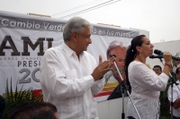 Sábado 19 de mayo del 2012. Tuxtla Gutiérrez, Chiapas. Andrés Manuel López  Obrador, aspirante a la Presidencia de México en las próximas elecciones por las Izquierdas de México acompaña a María Elena Orantes a inscribirse como candidata a la gubernatura 