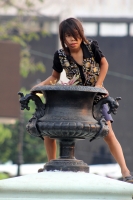 Martes 9 de mayo del 2017. Tuxtla Gutiérrez. Una niña juega en la barda de la entrada al atrio de la Catedral de San Marcos.