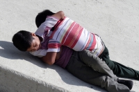Noviembre del 2019. Tuxtla Gutiérrez. Niños juegan en la entrada del edificio de la Administración de Chiapas