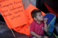 Lunes 4 de noviembre del 2017. Tuxtla Gutiérrez. Niños especiales piden la reposición de las terapias fí­sicas durante las protestas de esta mañana en el congreso local.