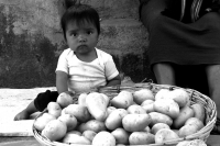 Foto/Alf Durante. Una pequeña indígena descansa de la jornada laboral junto a la canasta de papas que la madre vende en una de las calles de Pueblo Nuevo Solistahuacan.