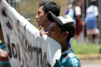 Miércoles 23 de agosto del 2017. Tuxtla Gutiérrez. Los maestros interinos exigen el pago de 8 meses de trabajo en las cercaní­as del estadio Zoque donde se encontraba un retén para el operativo de autoridades de tránsito para el retiro de placas de ci