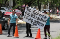 Miércoles 23 de agosto del 2017. Tuxtla Gutiérrez. Los maestros interinos exigen el pago de 8 meses de trabajo en las cercaní­as del estadio Zoque donde se encontraba un retén para el operativo de autoridades de tránsito para el retiro de placas de ci