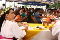 Foto/Noé García. Martes 3 de abril del 2012. La Nena con mujeres emprendedoras en Coita.