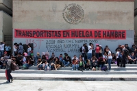 Jueves 22 de marzo del 2018. Tuxtla Gutiérrez. Estudiantes de la Normal San Andrés Larrainzar protestan esta mañana en la entrada del edificio de la administración estatal