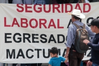 Lunes 19 de agosto del 2019. Tuxtla Gutiérrez. Normalistas instalan un plantón en la entrada del edificio del gobierno chiapaneco.