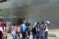 Jueves 23 de noviembre del 2017. Tuxtla Gutiérrez. Normalistas se vuelven a manifestar quemando llantas y haciendo pintas en el edificio de la administración estatal.