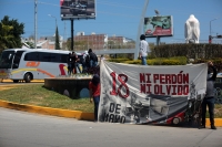 20240221. Tuxtla. Jóvenes normalistas bloquean el crucero de la glorieta de la 5ª Norte este medio día en la capital de Chiapas.