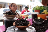 Miércoles 5 de junio del 2019. Tuxtla Gutiérrez. Vendedores de Nucú ofrecen la medida de la típica hormiga arriera en 40 o 50 pesos en los mercados de la ciudad.