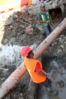 Martes 28 de enero del 2014. Tuxtla Gutiérrez. Las molestias ocasionadas por la lentitud y abandono de las obras del a 15 oriente continua ocasionando molestias a los habitantes del barrio del panteón de esta ciudad.