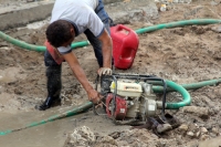 Lunes 22 de agosto, 2011, Los Trabajadores de las obras del primer cuadro no cuentan con herramientas.