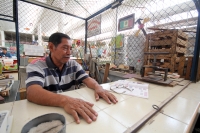 Miércoles 26 de julio del 2017. Tuxtla Gutiérrez. Oficios perdidos en los mercados. Los locales del mercado 20 de noviembre se mantienen cerrados salvo por algún puesto de flores y las típicas pozolerias que sobreviven en pleno centro de la ciudad.