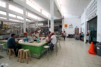 Miércoles 26 de julio del 2017. Tuxtla Gutiérrez. Oficios perdidos en los mercados. Los locales del mercado 20 de noviembre se mantienen cerrados salvo por algún puesto de flores y las típicas pozolerias que sobreviven en pleno centro de la ciudad.