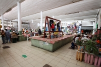 Miércoles 26 de julio del 2017. Tuxtla Gutiérrez. Oficios perdidos en los mercados. Los locales del mercado 20 de noviembre se mantienen cerrados salvo por algún puesto de flores y las típicas pozolerias que sobreviven en pleno centro de la ciudad.