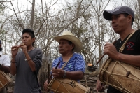 Domingo 20 de marzo del 2016. Ocosocuautla de Espinosa. Encuentro Zoque del Nuevo Sol. Los danzantes y músicos de la etnia Zoque de la depresión central del estado de Chiapas se reúnen este medio día en la zona arqueológica conocida como Cerro Ombligo con
