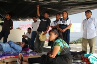 Viernes 10 de noviembre del 2017. Tuxtla Gutiérrez. Los militantes de la ONPP que se mantienen en huelga de hambre en la entrada del edificio de la administración chiapaneca antes de su conferencia de prensa de este medio dí­a.