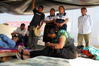 Viernes 10 de noviembre del 2017. Tuxtla Gutiérrez. Los militantes de la ONPP que se mantienen en huelga de hambre en la entrada del edificio de la administración chiapaneca antes de su conferencia de prensa de este medio dí­a.