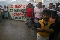 Miembros de organizaciones políticas y sociales se manifiestan en las entradas del edificio del gobierno de Chiapas para exigir la intervención de las autoridades estatales en la solución del conflicto de Agua Azul en la selva lacandona donde se enfrentar