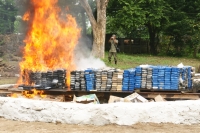 Foto: Alfredo Ovilla. Jueves 11 de Agosto. Elementos del Ejército Mexicano incineran más de una tonelada de enervantes aseguradas en días pasados en las cercanías de la ciudad de Arriaga. La cocaína representa un fuerte golpe económico a los traficantes q