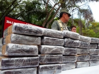 Foto: Alfredo Ovilla. Jueves 11 de Agosto. Elementos del Ejército Mexicano incineran más de una tonelada de enervantes aseguradas en días pasados en las cercanías de la ciudad de Arriaga. La cocaína representa un fuerte golpe económico a los traficantes q