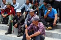 Jueves 27 de septiembre del 2018. Tuxtla Gutiérrez. Las autoridades tradicionales de las comunidades de Oxchuc esperan pacientemente en las afueras del edificio de la administración estatal