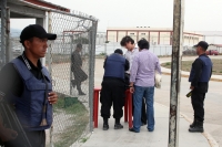 Miércoles 8 de junio. Los abogados y familiares de Pablo Salazar Mendiguchia son revisados por policías ministeriales en la entrada del Penal el Amate en Cintalapa de Figueroa para llevarle al ex gobernador sus enseres personales en lo que es su primera n