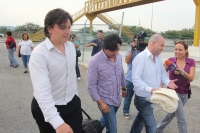 Miércoles 8 de junio. Los abogados y familiares de Pablo Salazar Mendiguchia son revisados por policías ministeriales en la entrada del Penal el Amate en Cintalapa de Figueroa para llevarle al ex gobernador sus enseres personales en lo que es su primera n
